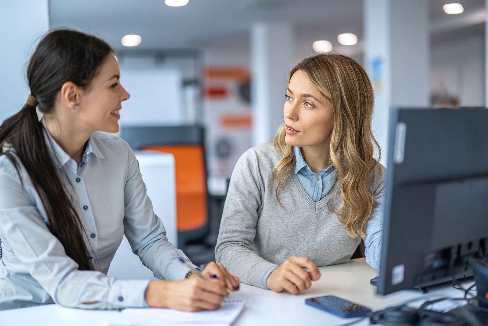 Conseil en gestion d'entreprise dans la Var Accompagnatrice qui donne des conseils à une dirigeante